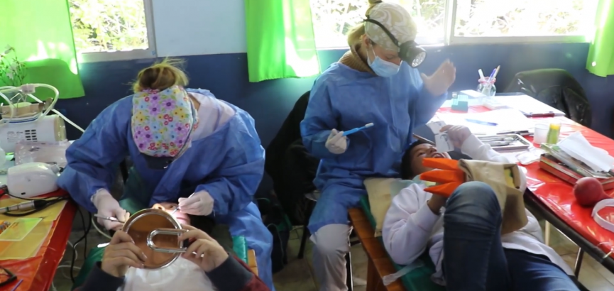 Más de 300 alumnos de las escuelas N°12 y 17 recibieron tratamiento odontológico gracias al trabajo conjunto entre el Gobierno local y la Facultad de Odontología de la UBA. La concejala Gisela Zamora y autoridades comunales estuvieron presentes en el acto
